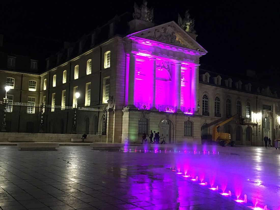 La place de la Libération éclairée au couleurs d'Octobre rose 